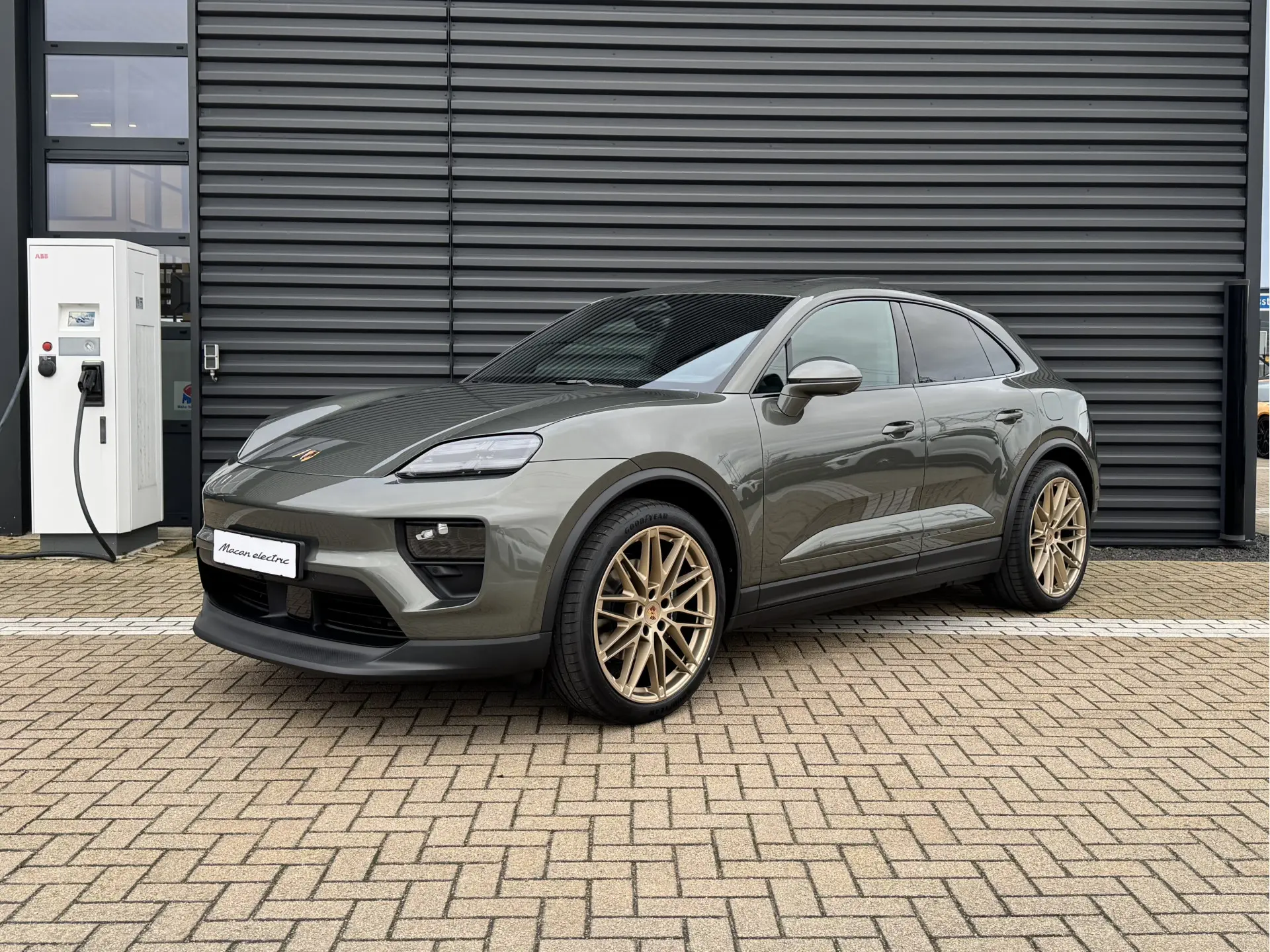 Macan 4