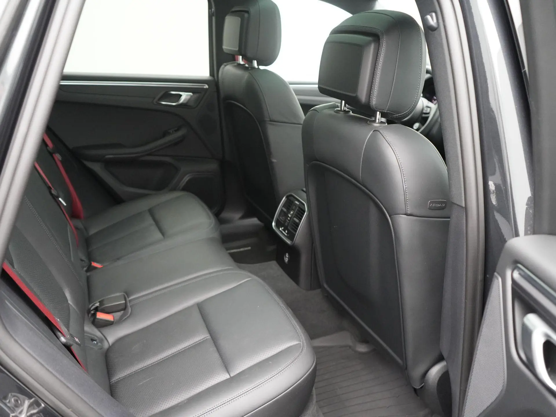 Macan T