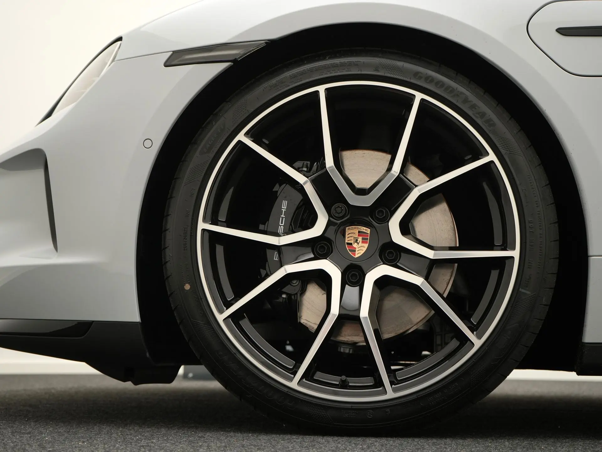 Taycan Sport Turismo Black Edition