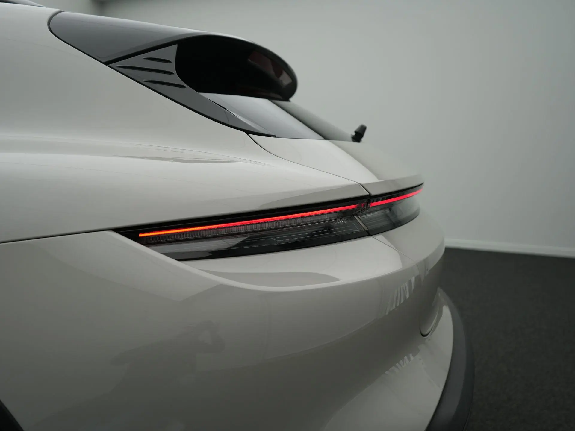 Taycan Cross Turismo 4