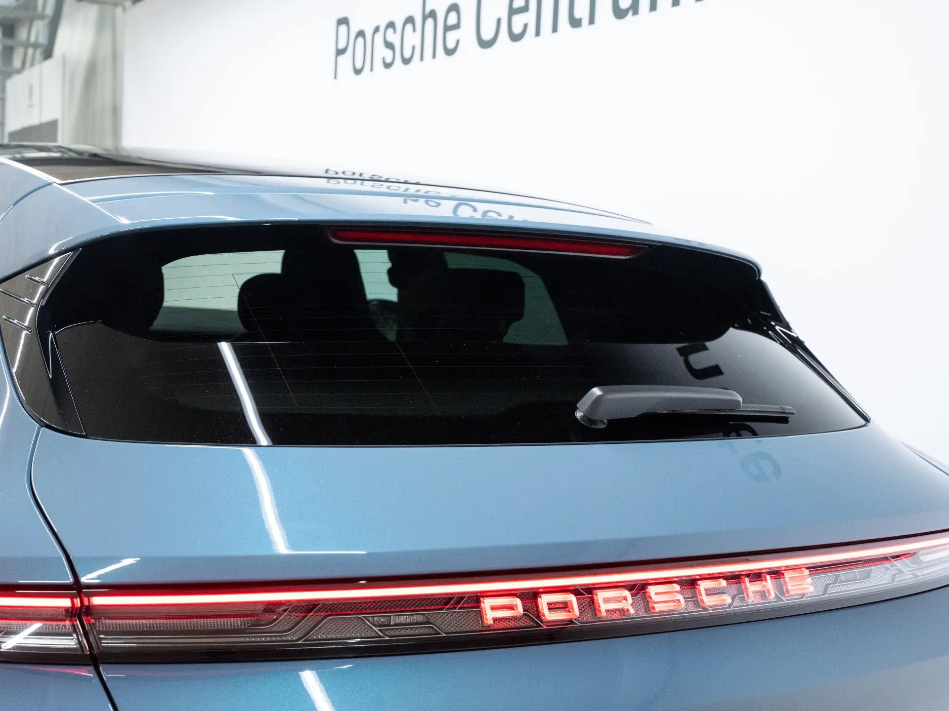 Taycan Sport Turismo Black Edition