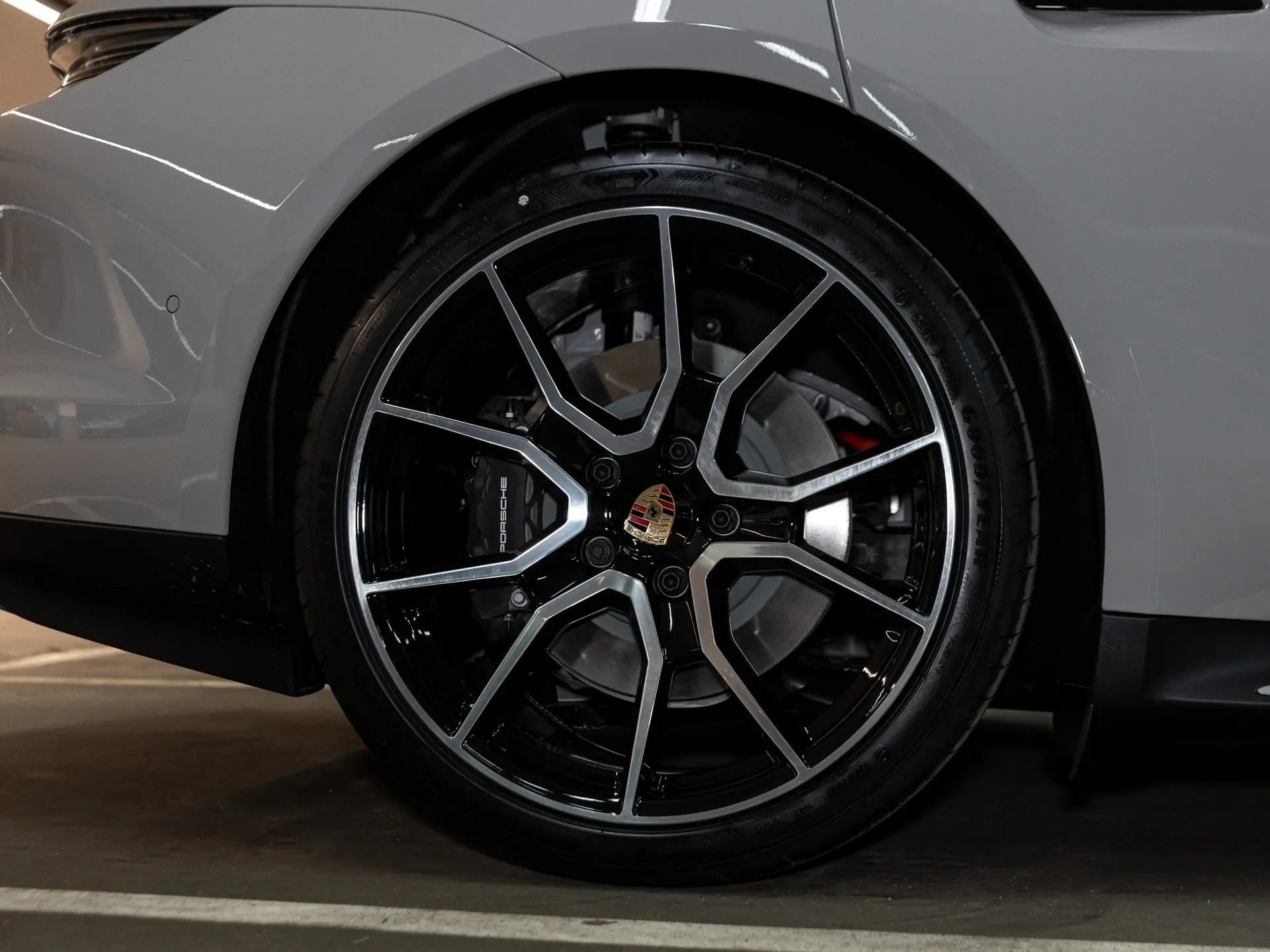 Taycan Sport Turismo Black Edition