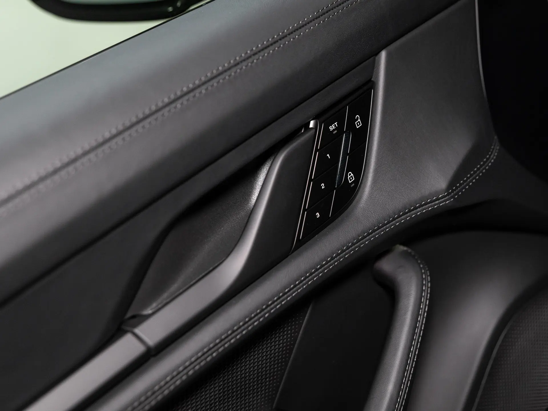 Taycan Sport Turismo Black Edition