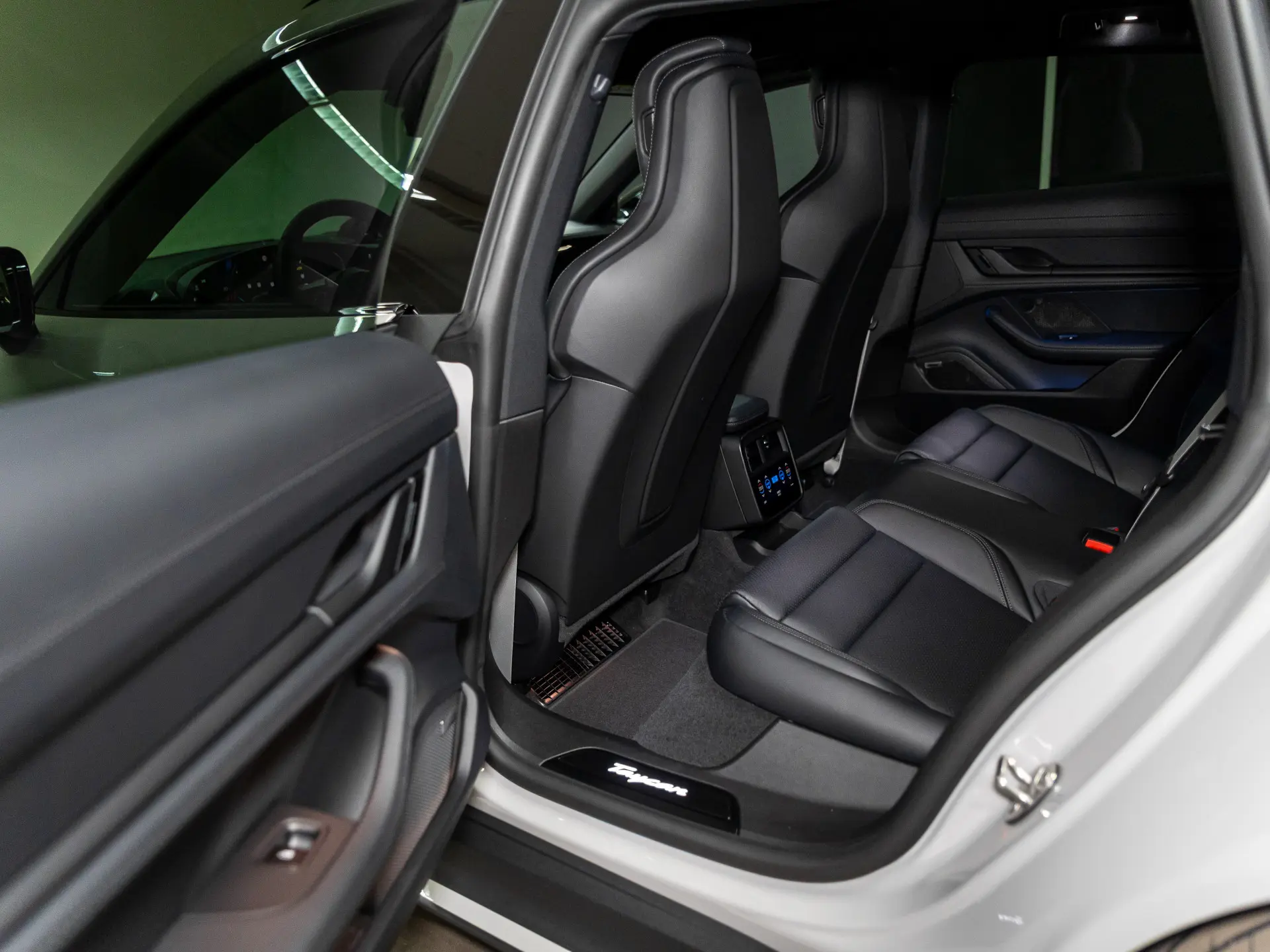 Taycan Sport Turismo Black Edition