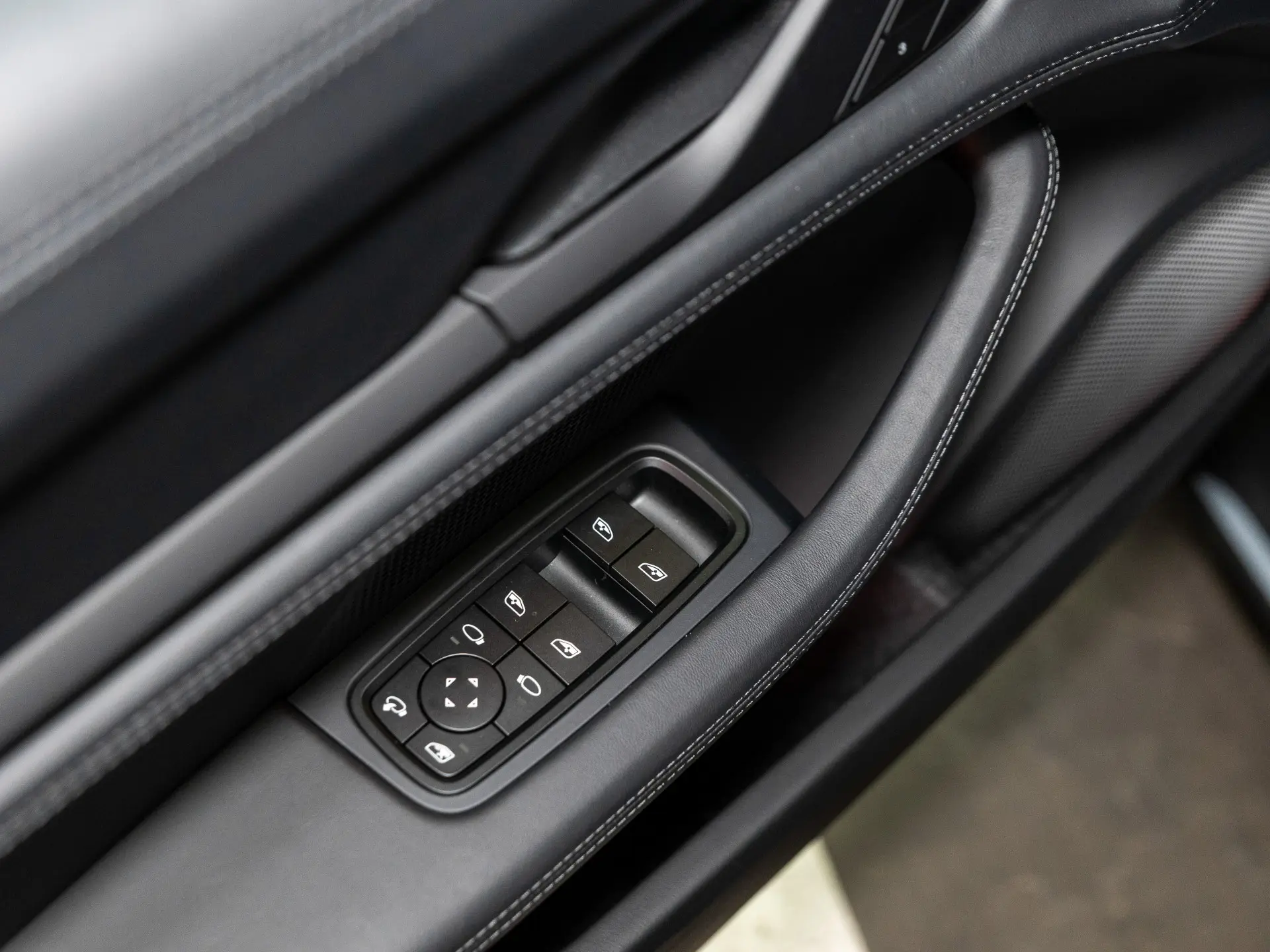 Taycan Sport Turismo Black Edition