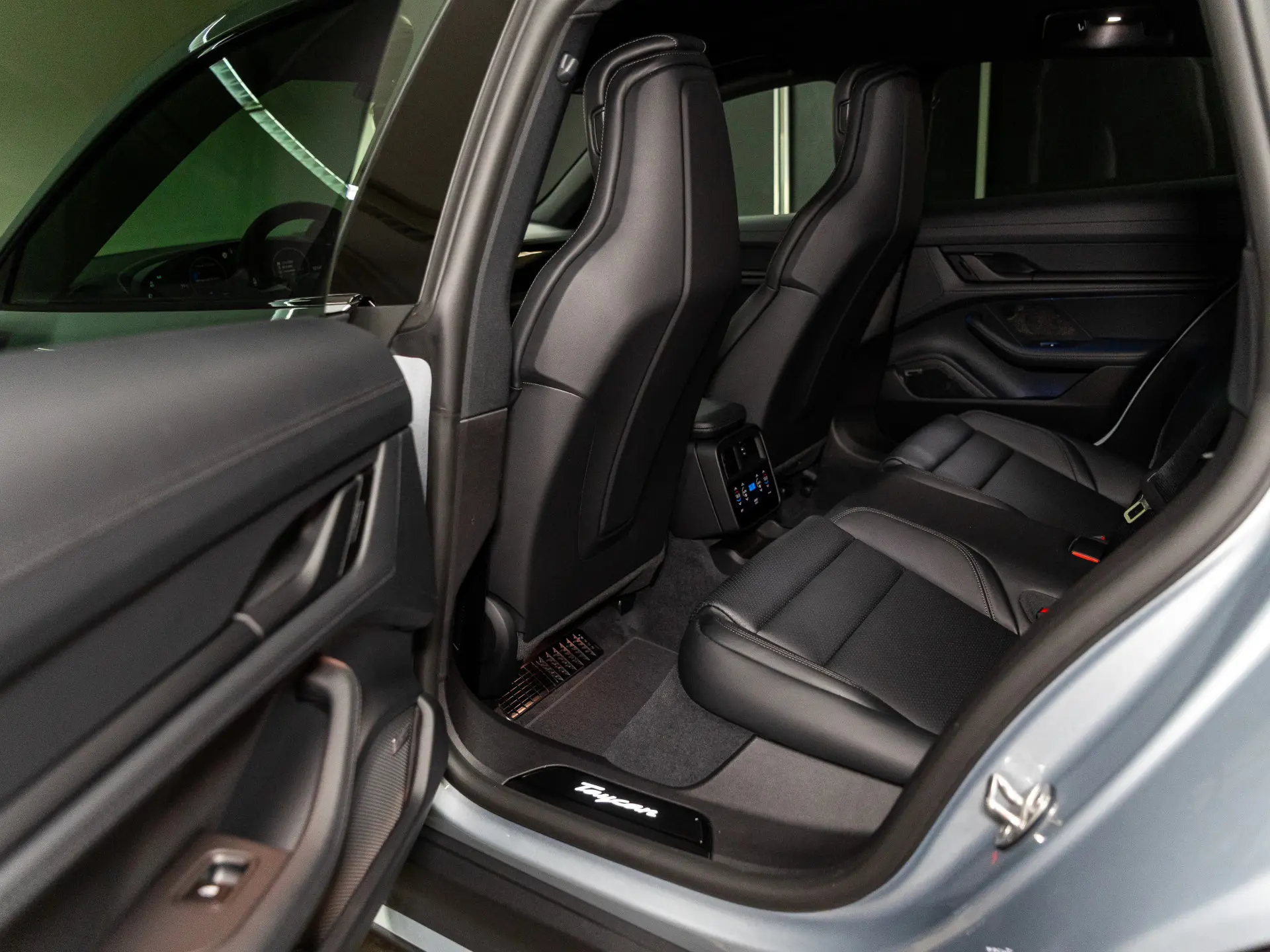 Taycan Sport Turismo Black Edition