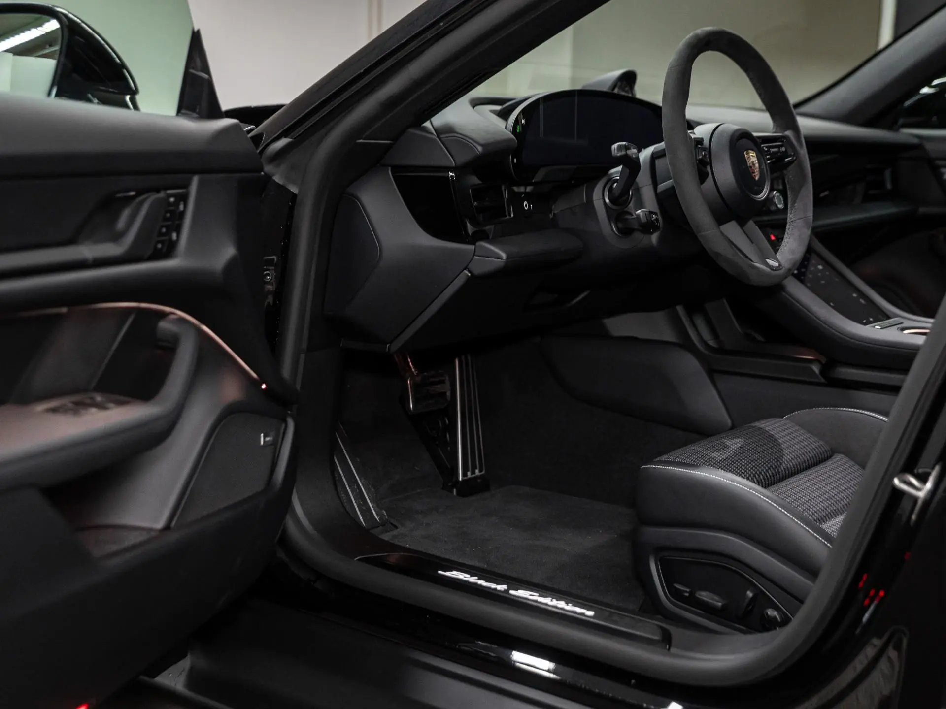 Taycan Black Edition