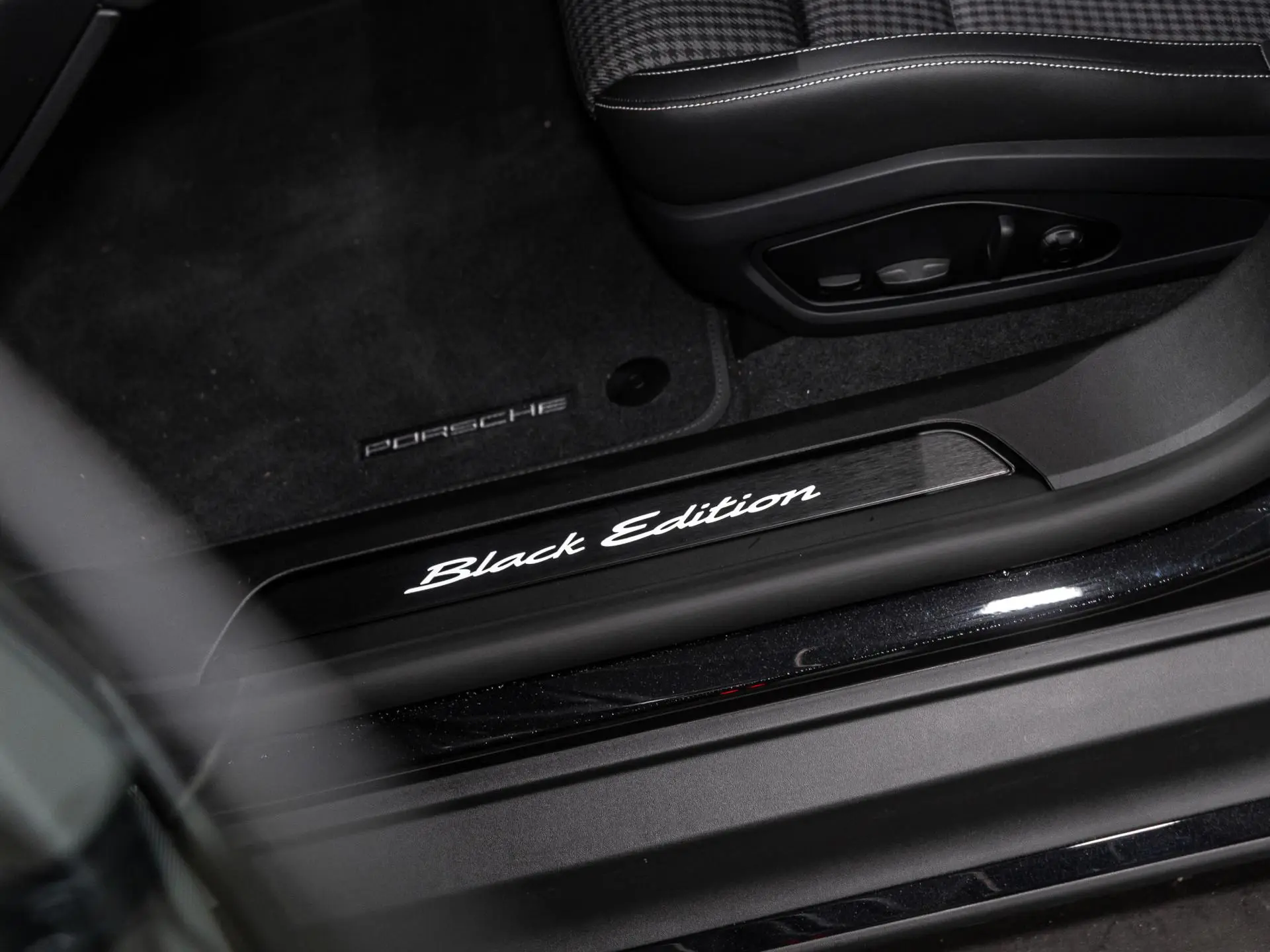 Taycan Black Edition