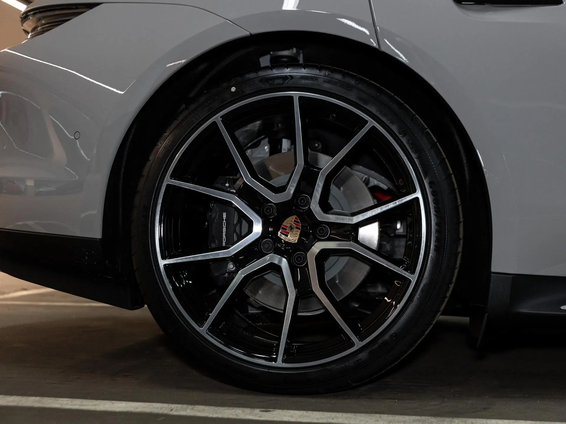 Taycan Sport Turismo Black Edition