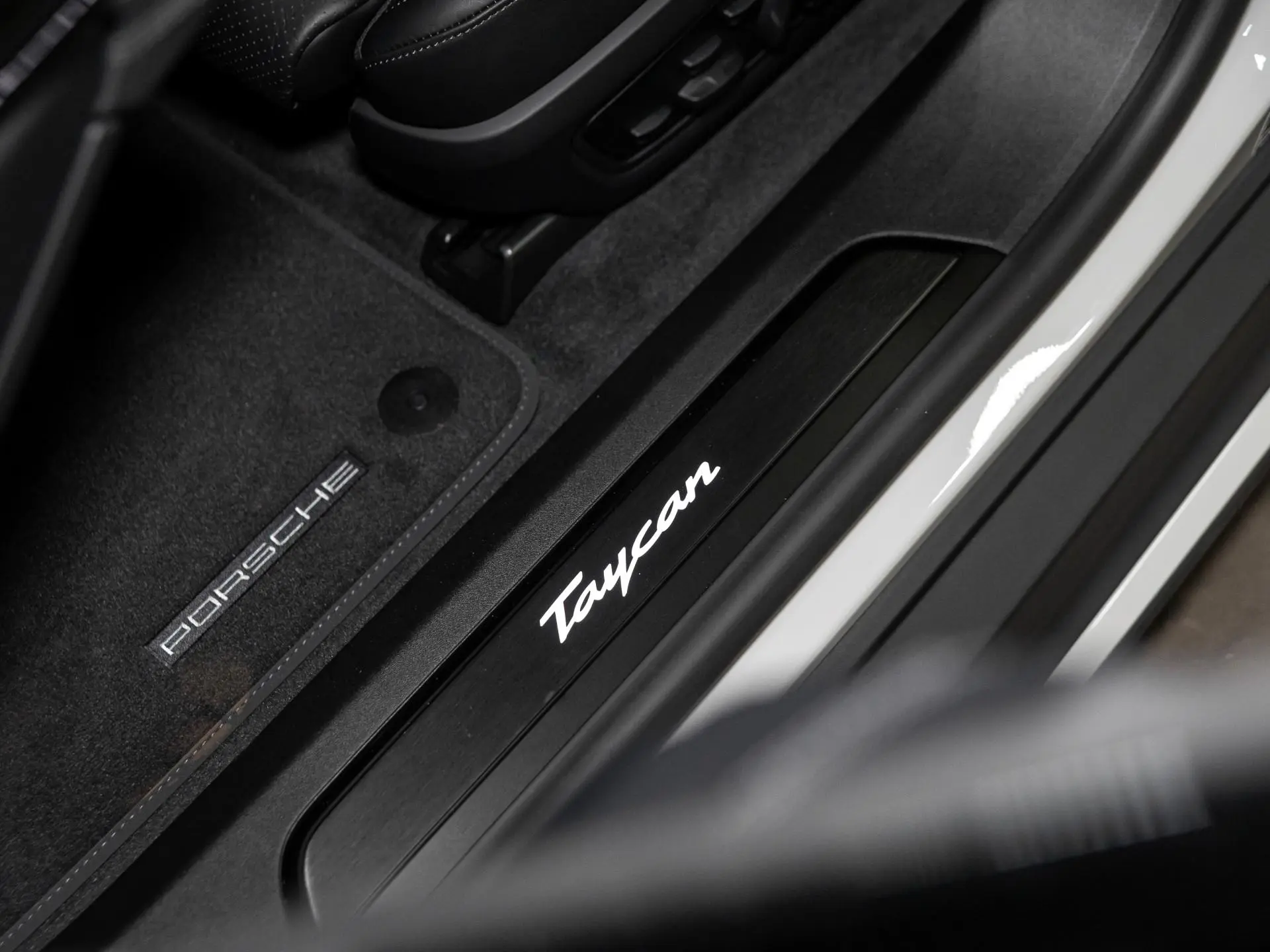 Taycan Sport Turismo Black Edition