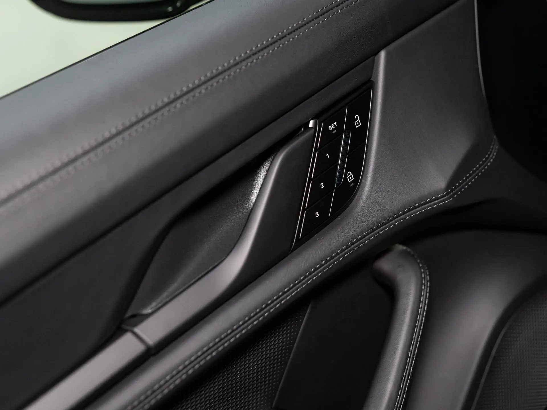 Taycan Sport Turismo Black Edition