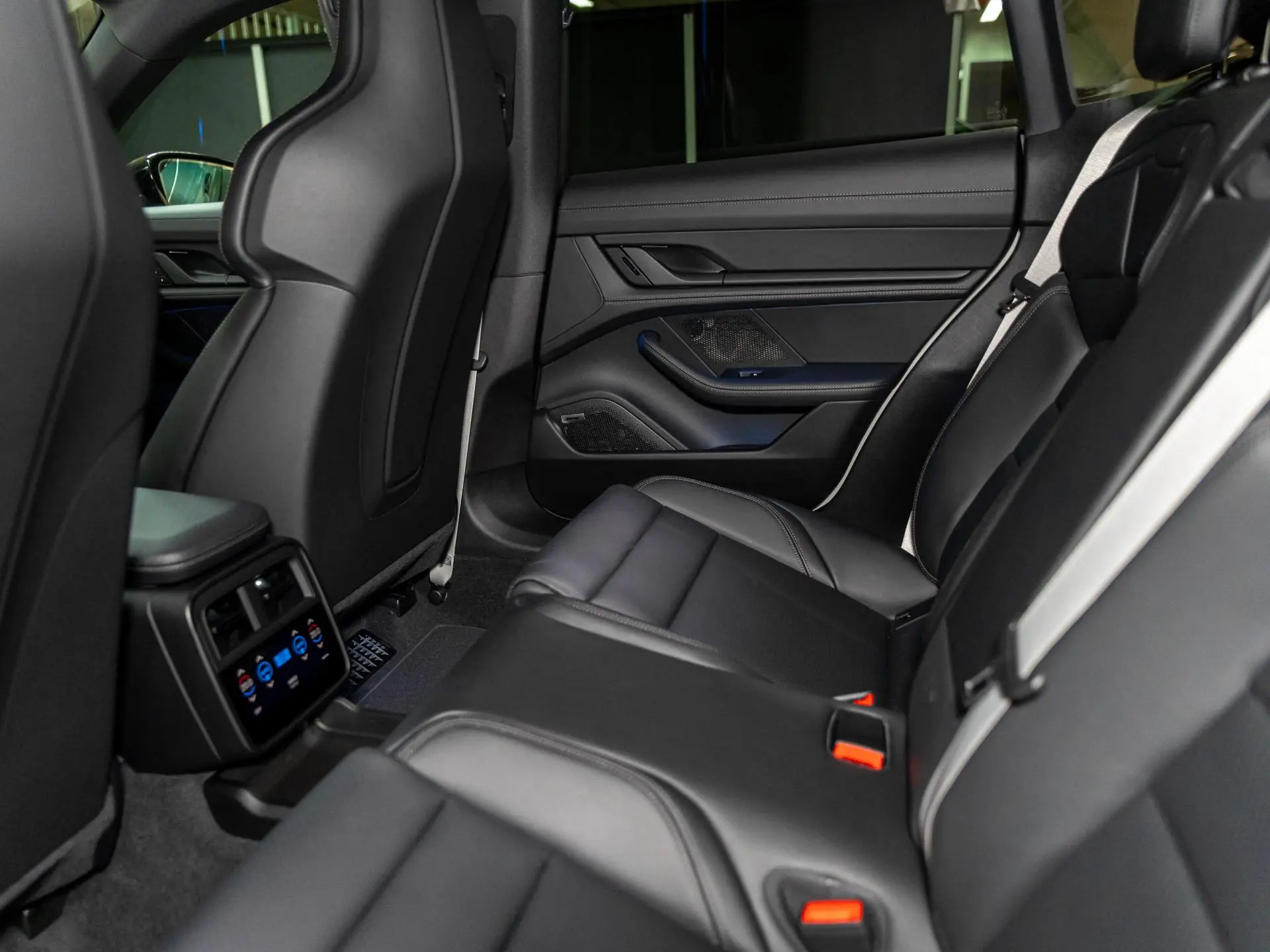 Taycan Sport Turismo Black Edition