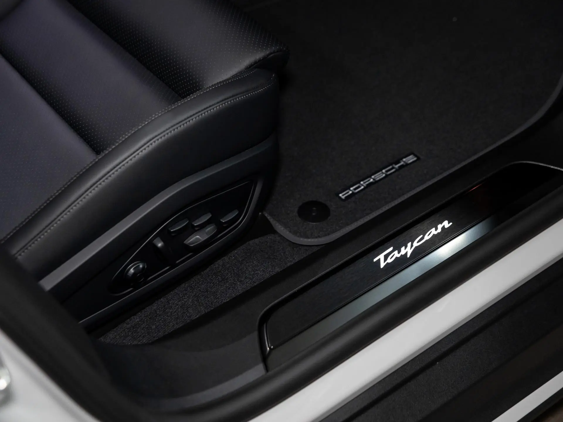 Taycan Sport Turismo Black Edition