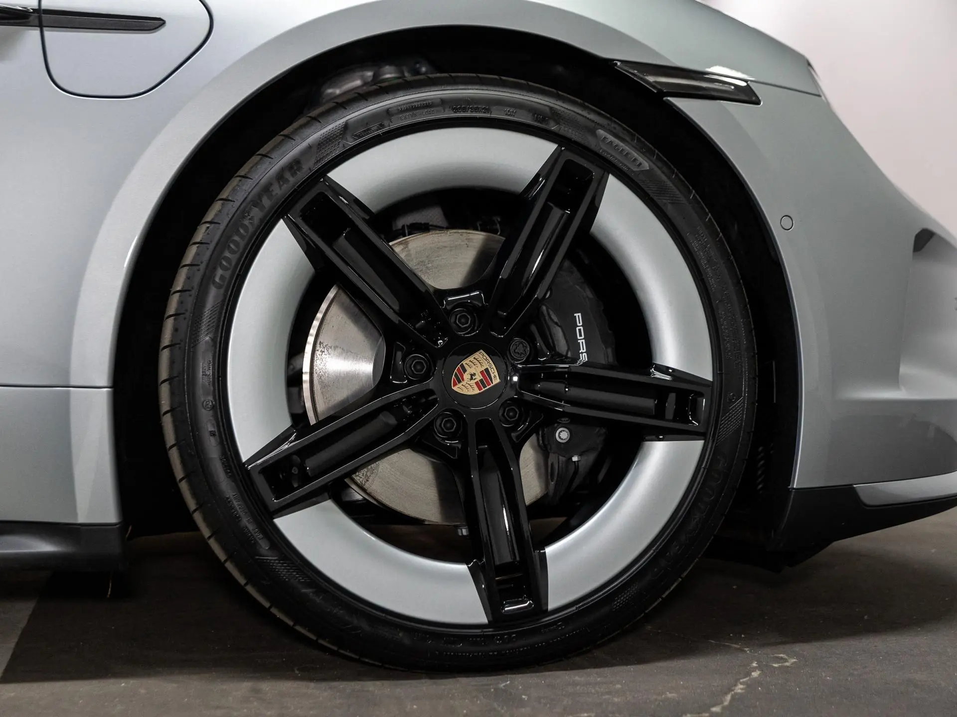 Taycan Sport Turismo Black Edition