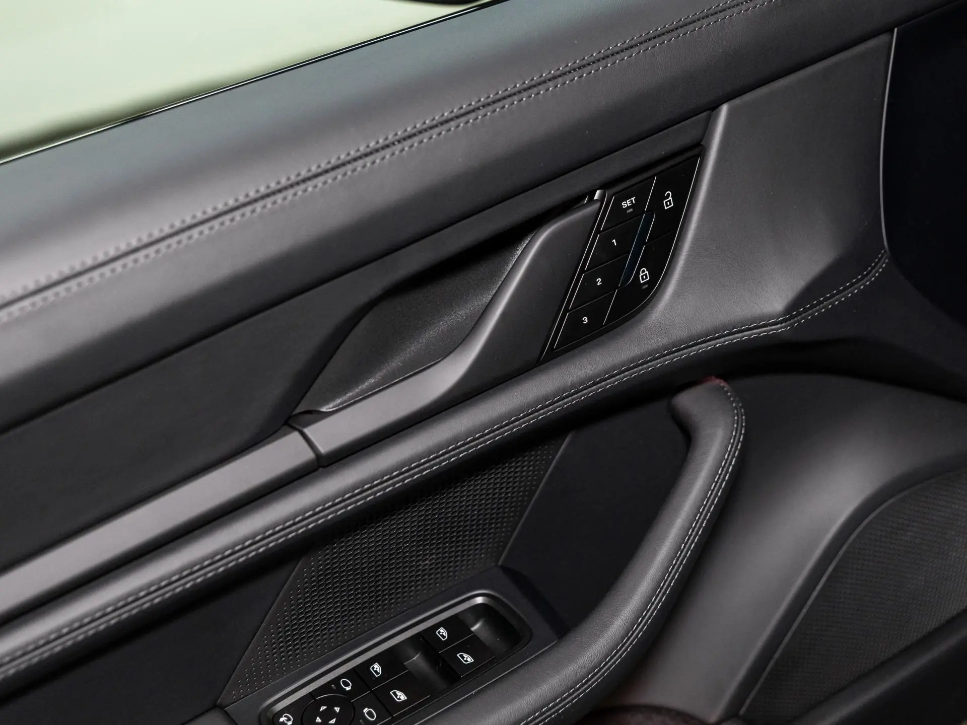 Taycan Sport Turismo Black Edition