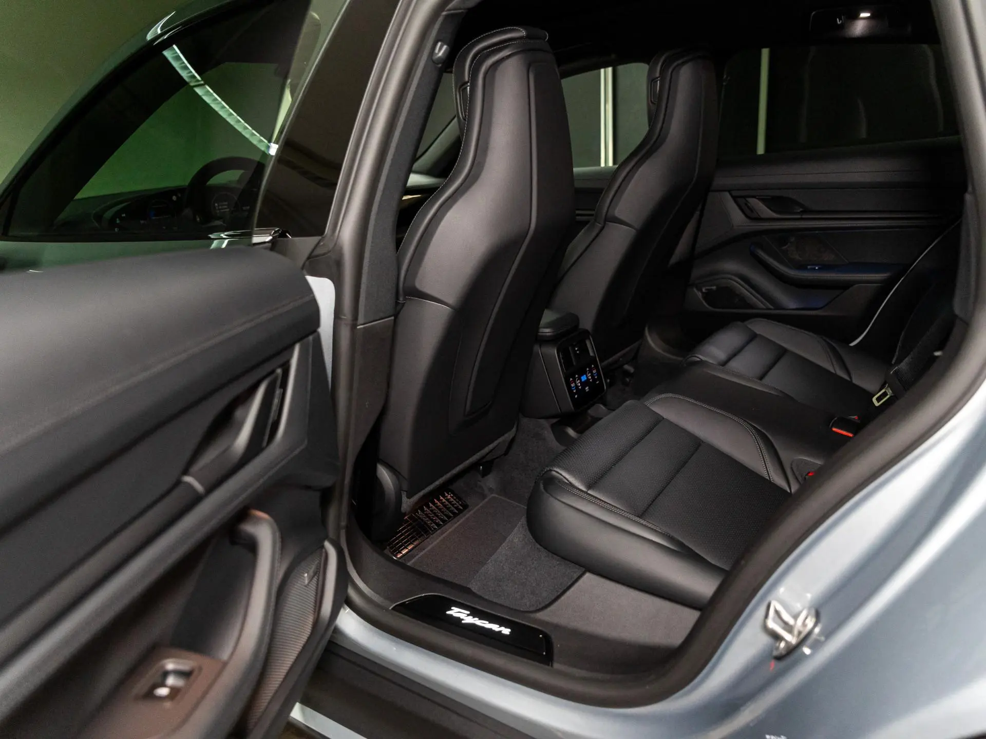 Taycan Sport Turismo Black Edition