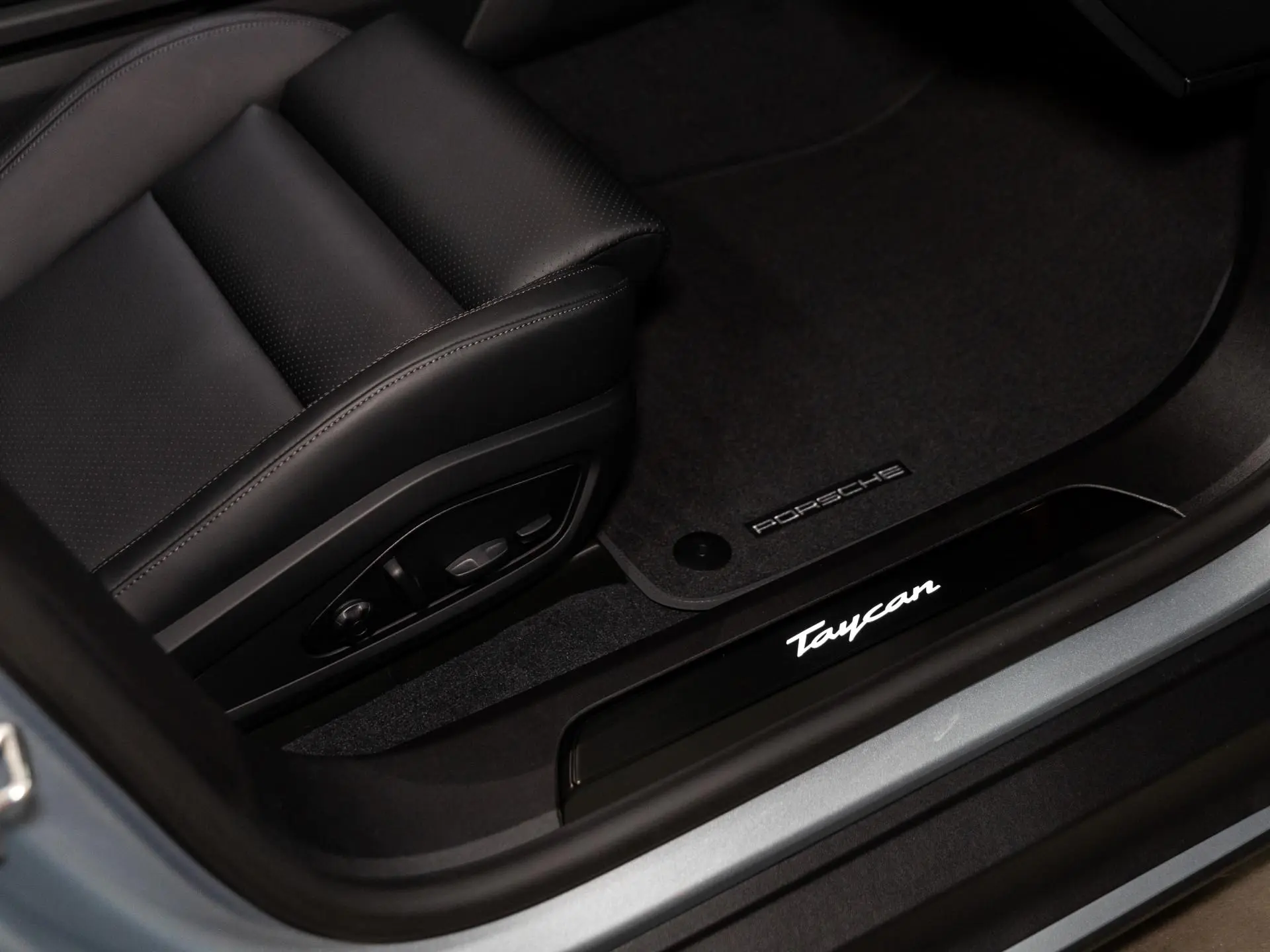 Taycan Sport Turismo Black Edition