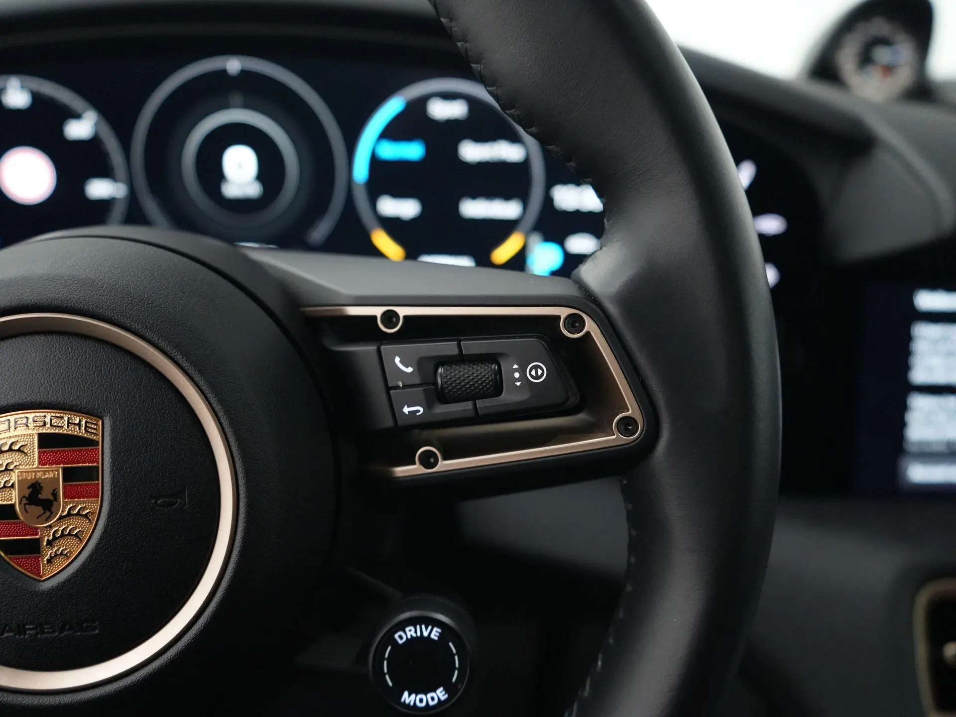 Taycan Cross Turismo 4