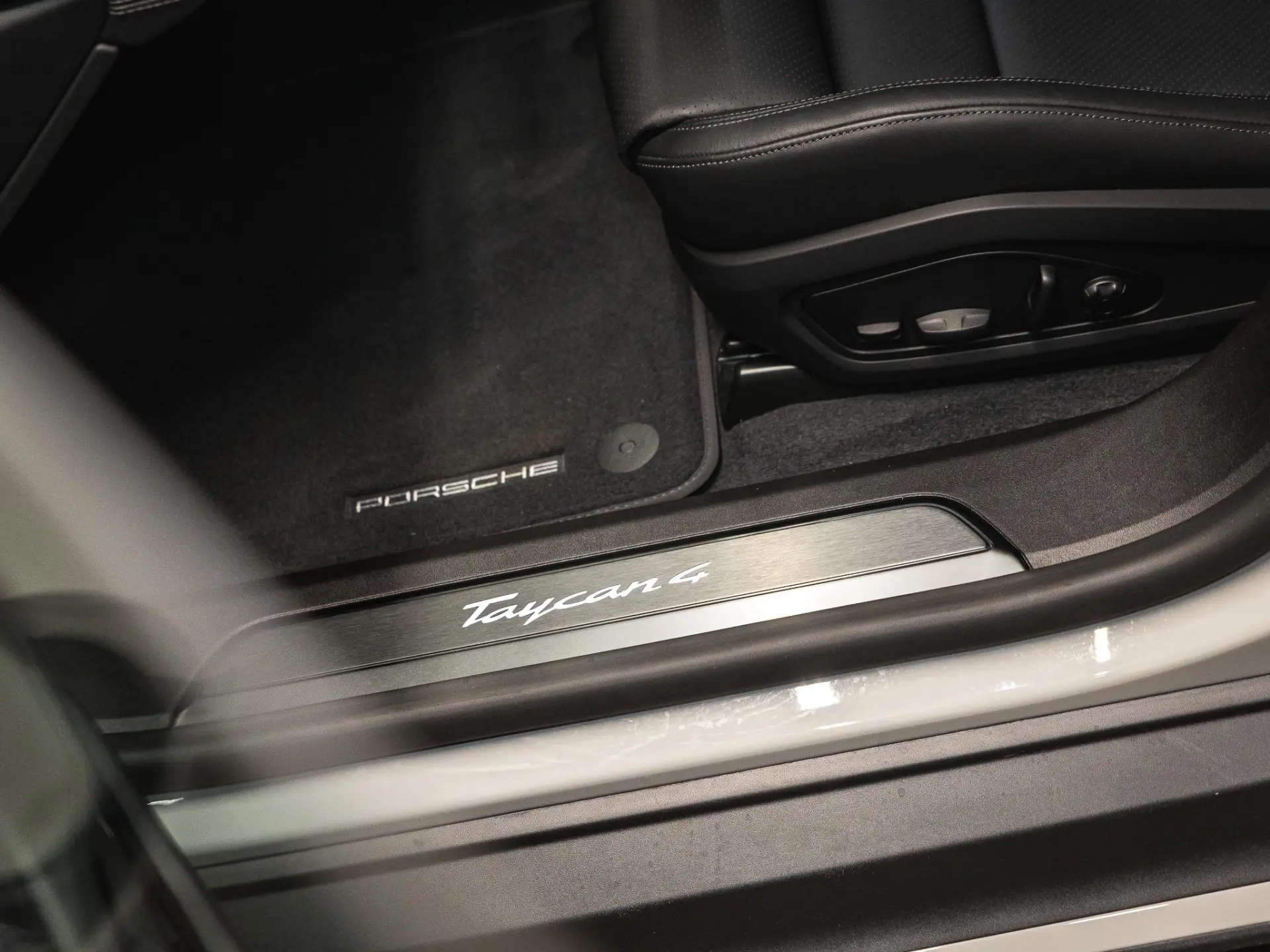 Taycan 4 Black Edition 105 kWh