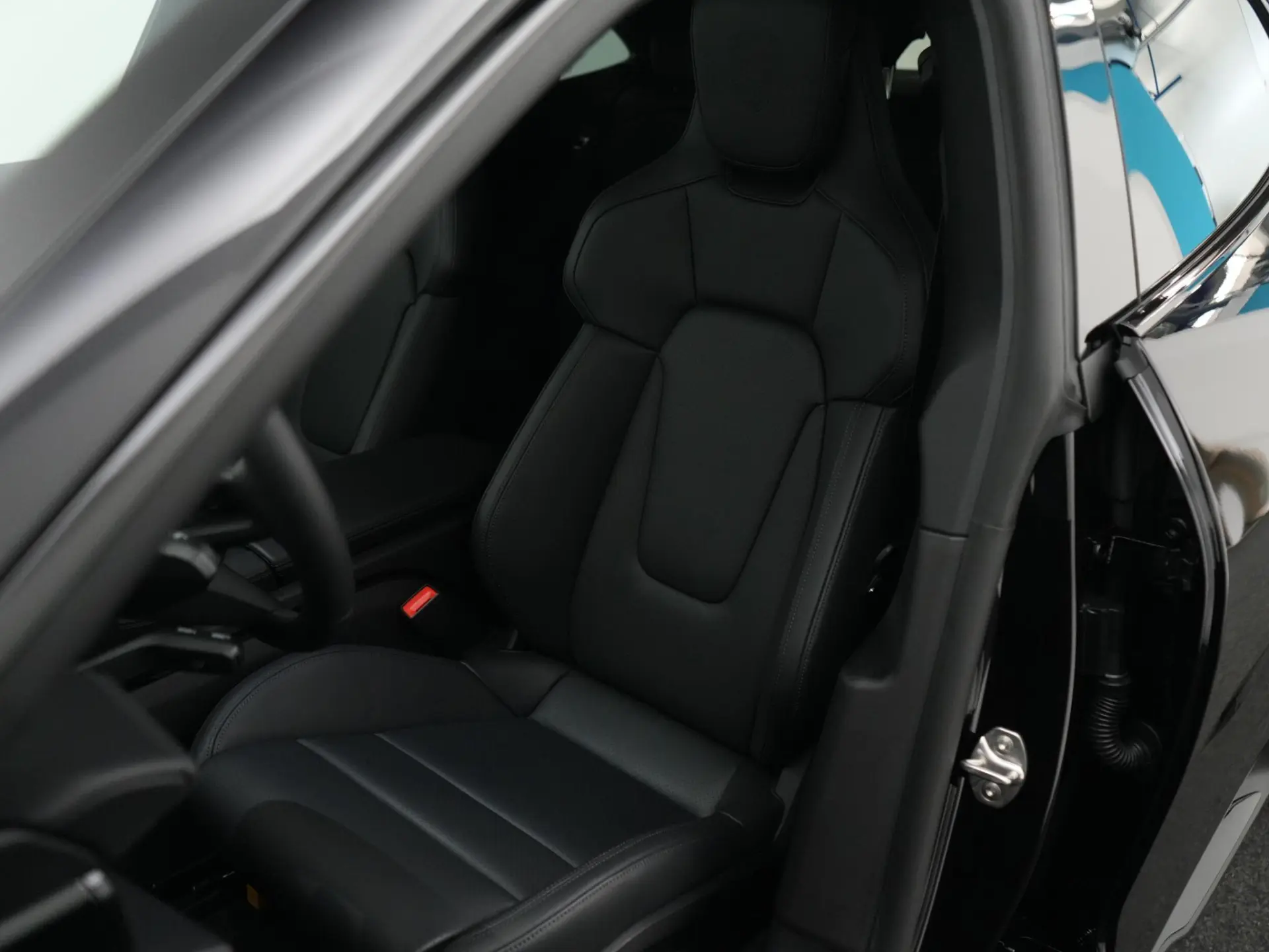 Taycan Sport Turismo Black Edition