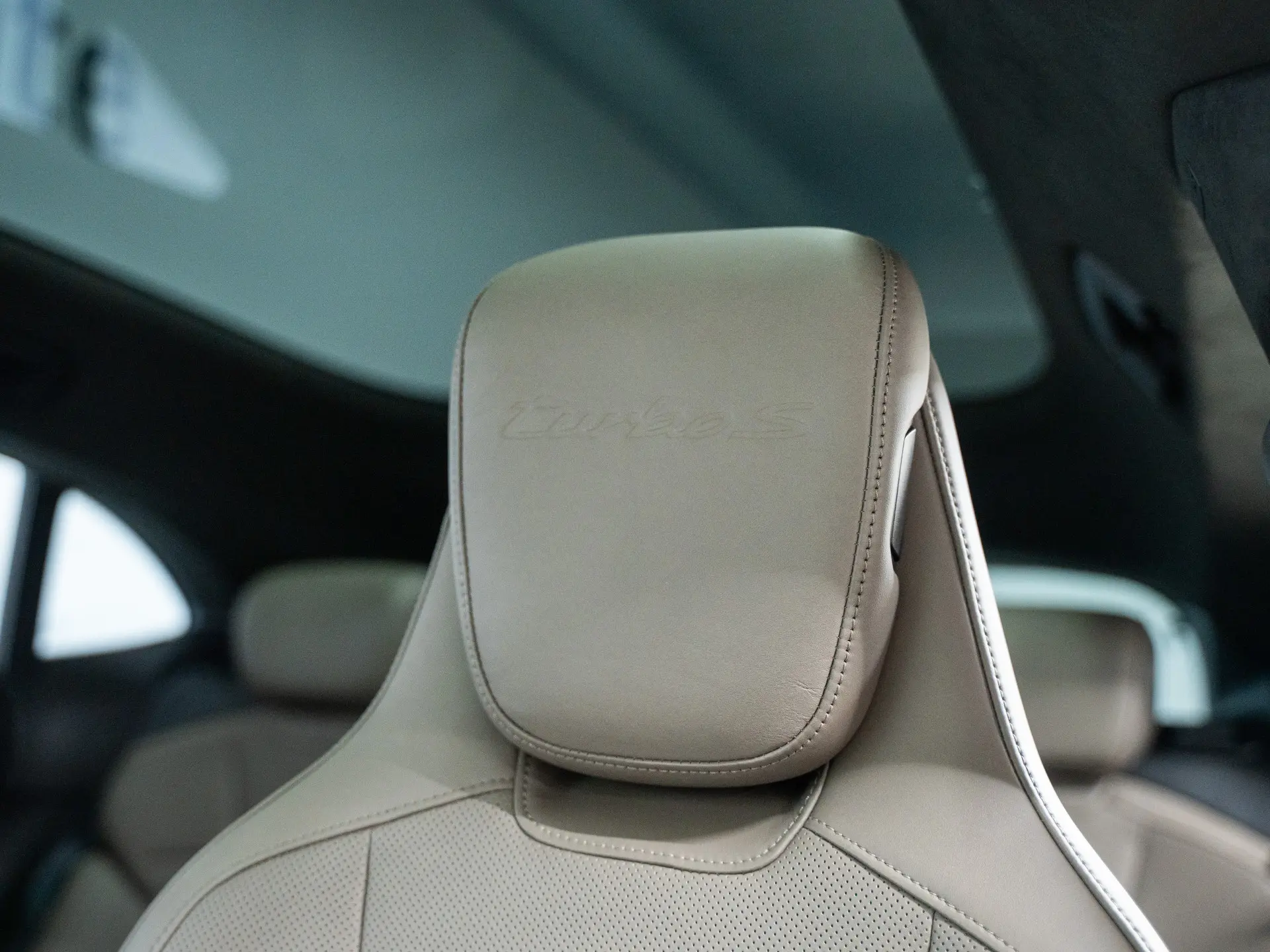 Taycan Turbo S Cross Turismo