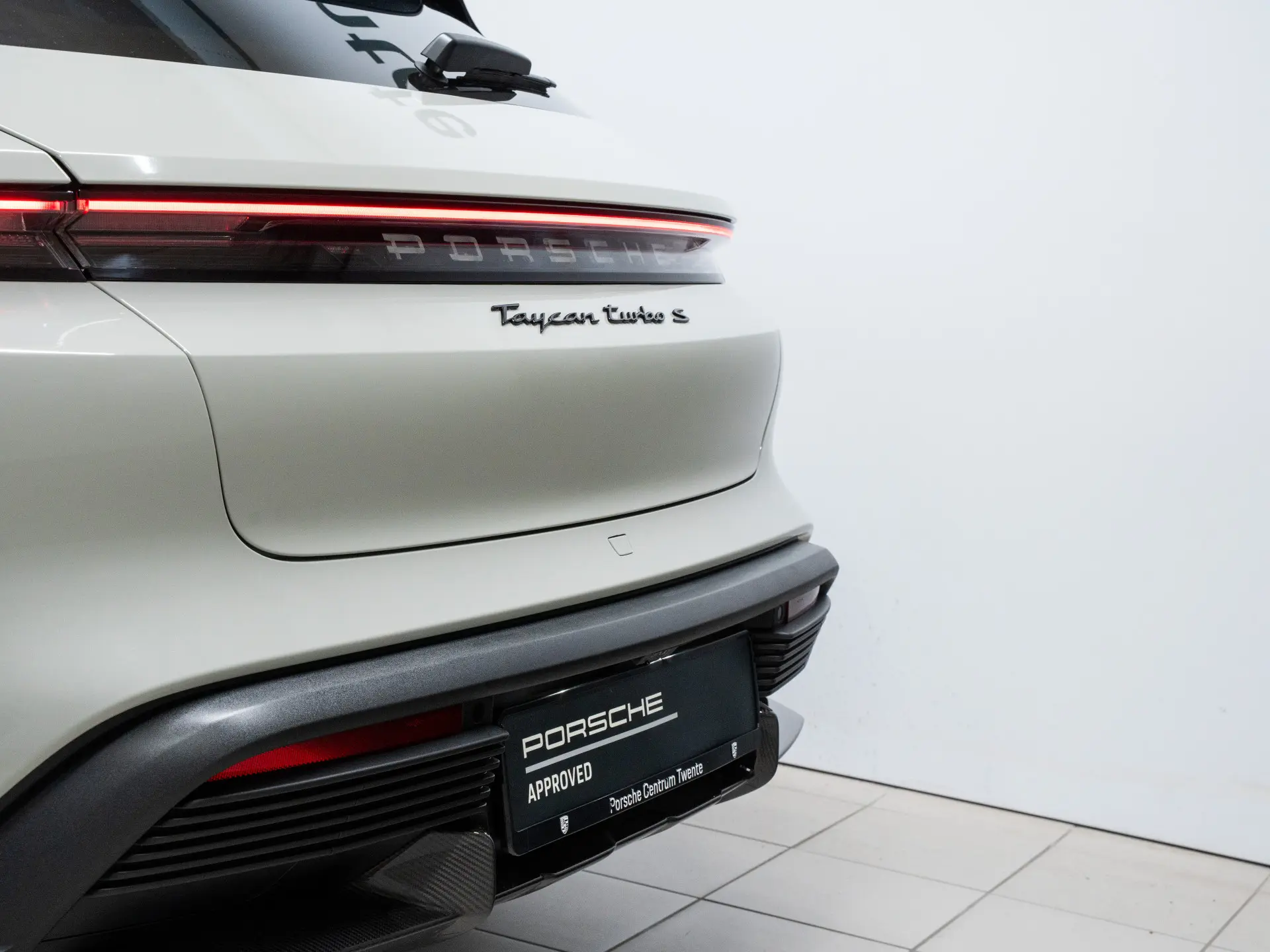Taycan Turbo S Cross Turismo