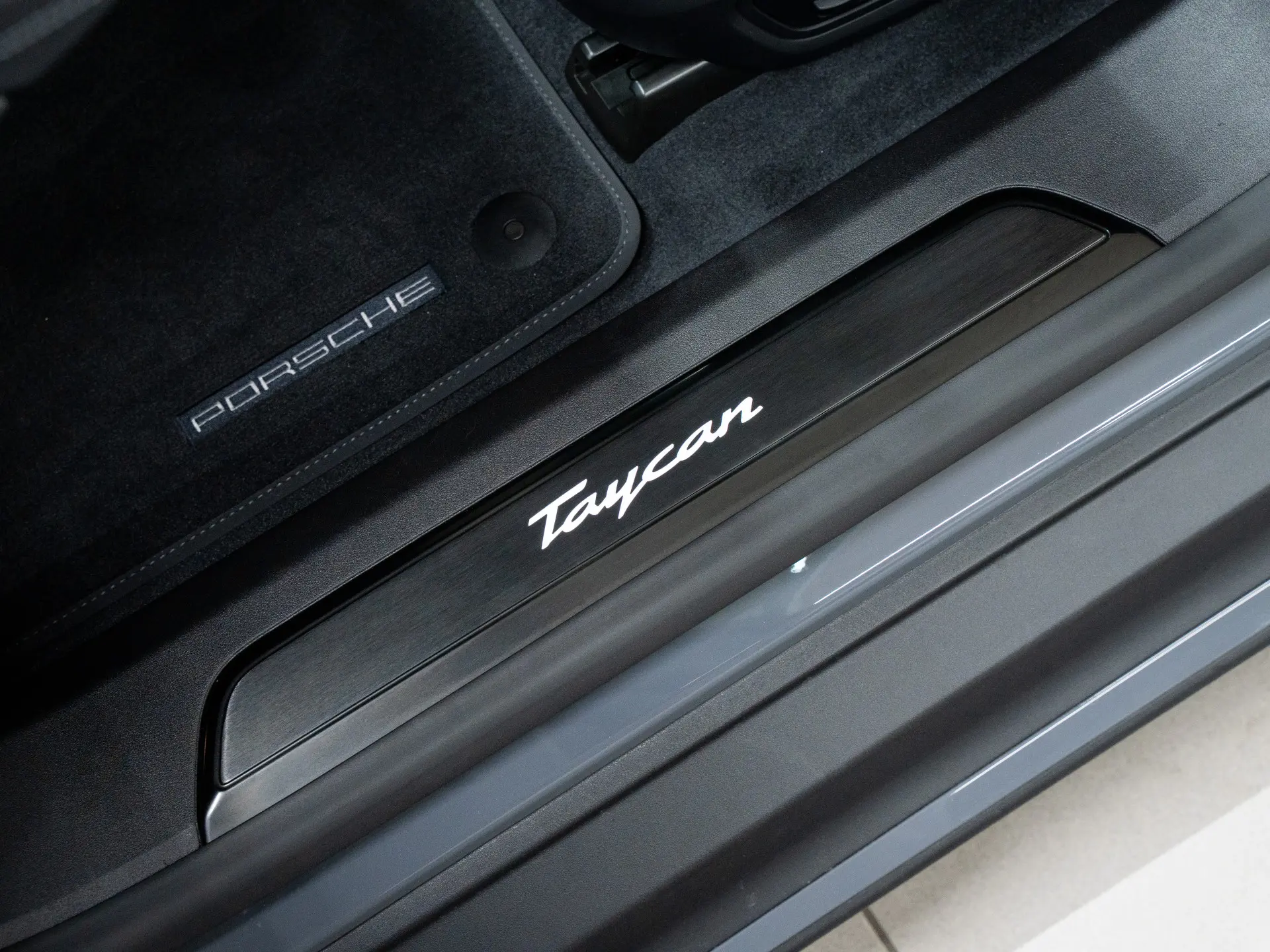 Taycan Sport Turismo Black Edition