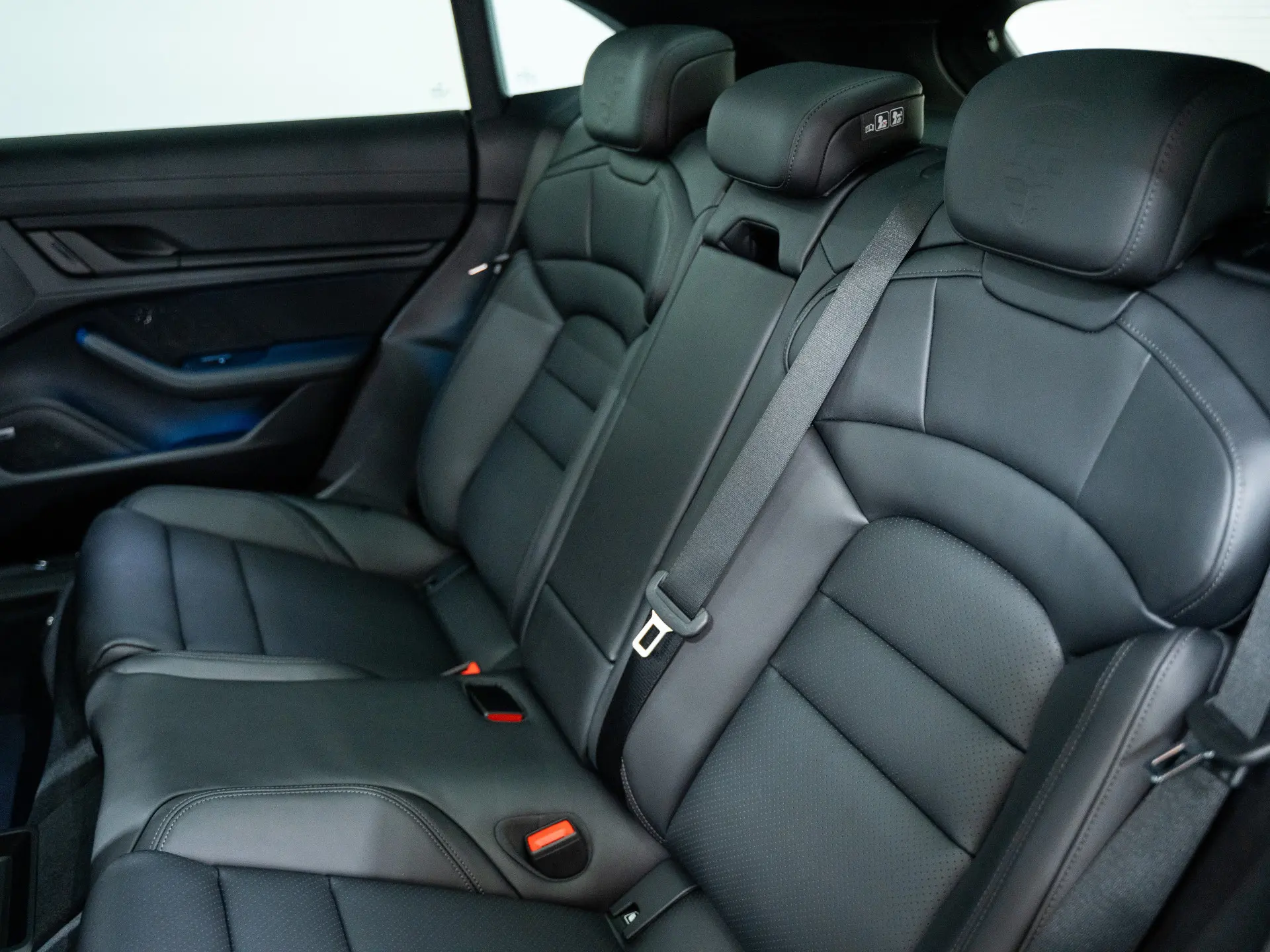 Taycan Sport Turismo Black Edition