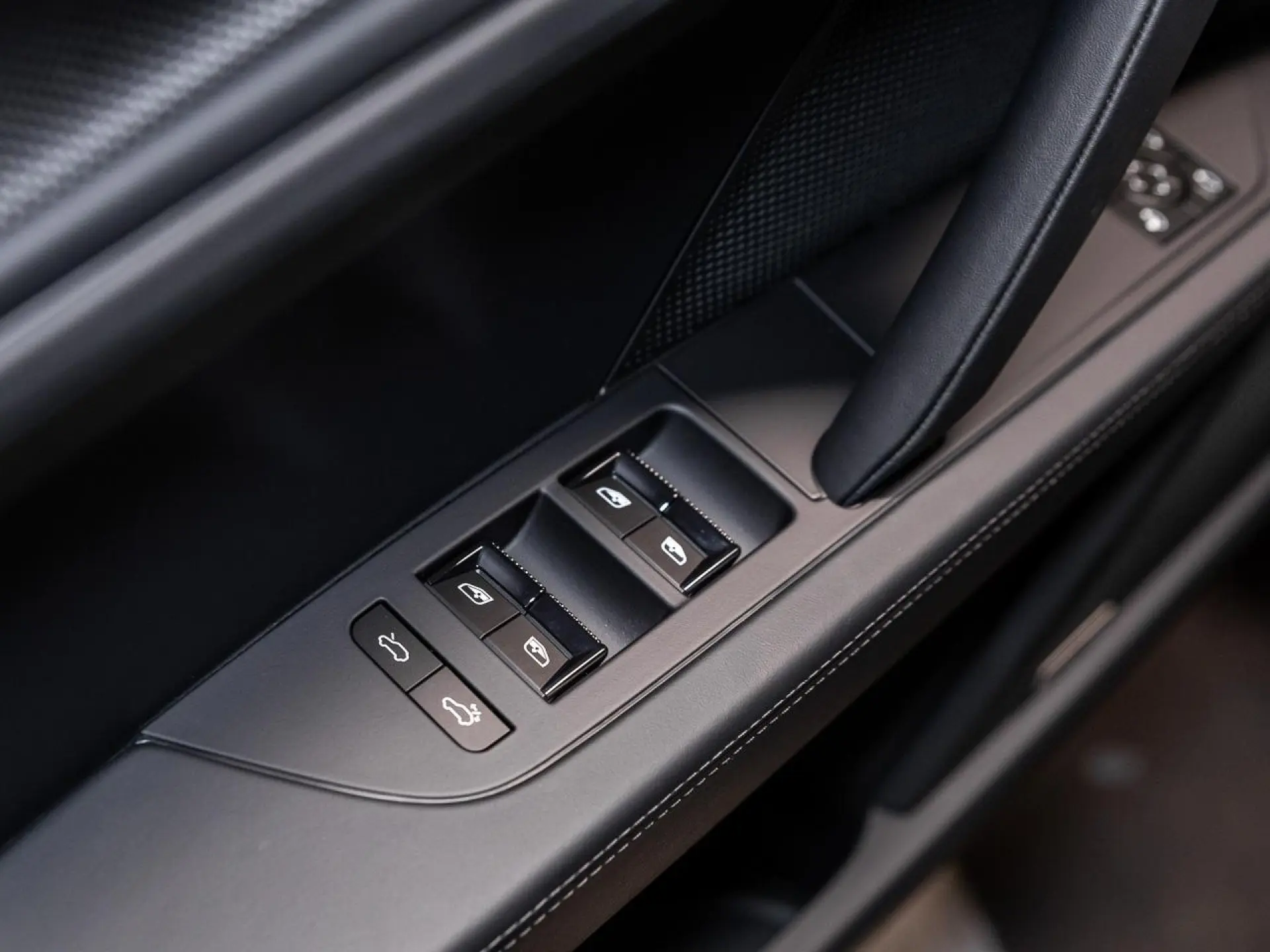 Cayenne Electric 113 kWh
