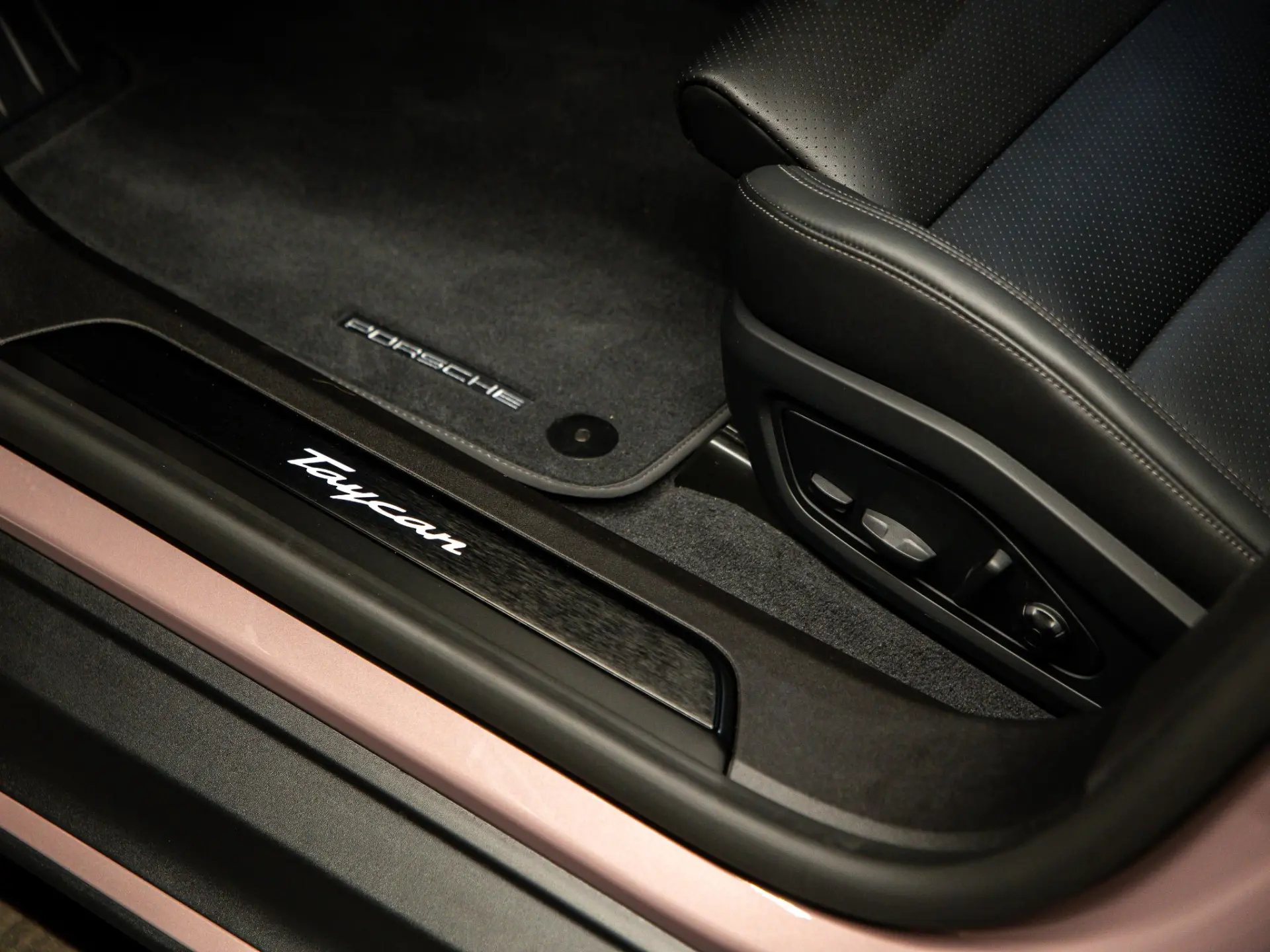 Taycan Sport Turismo Black Edition