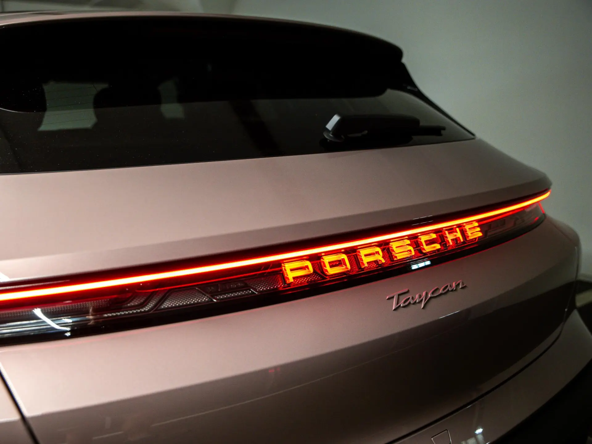 Taycan Sport Turismo Black Edition
