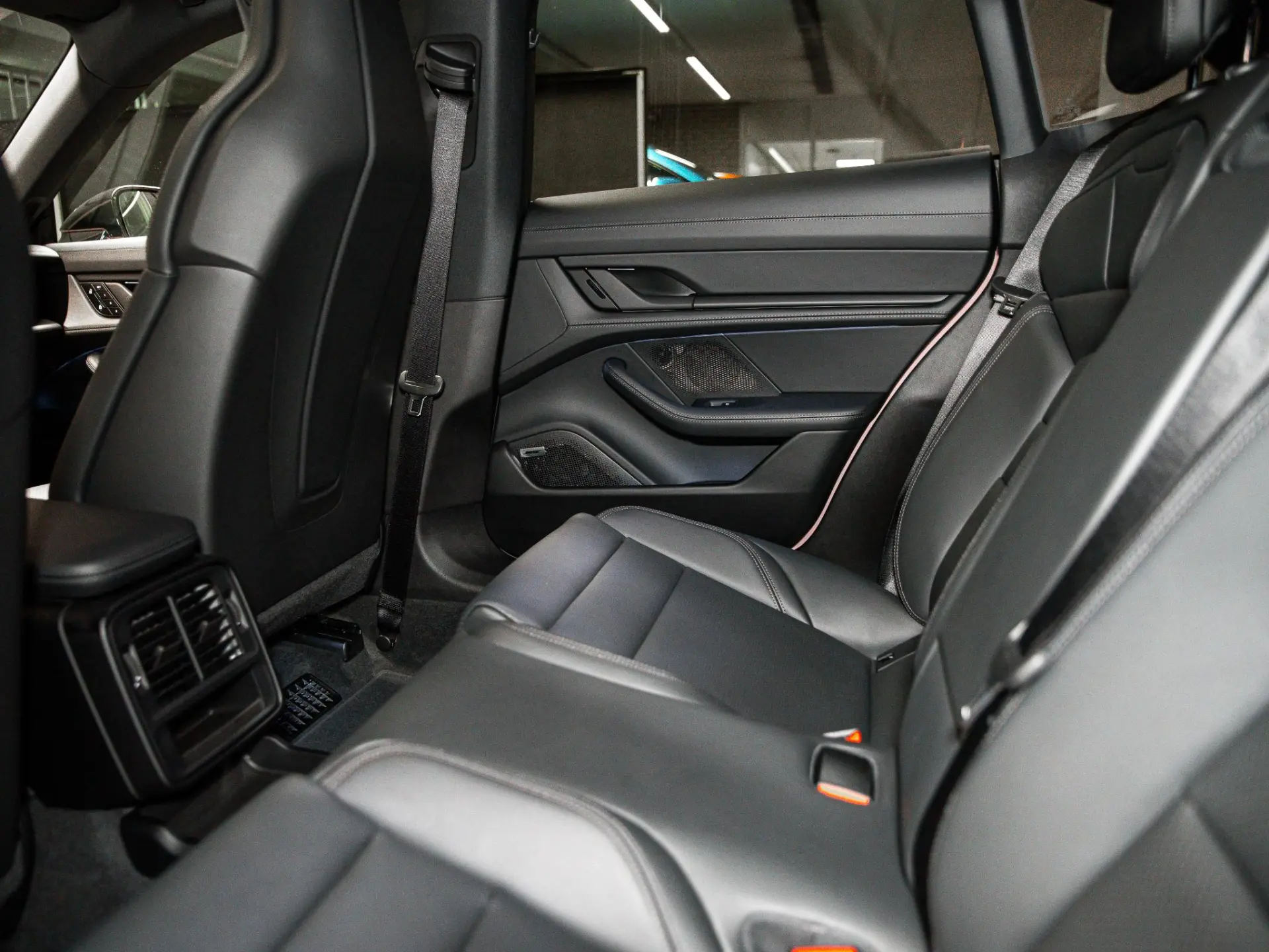 Taycan Sport Turismo Black Edition
