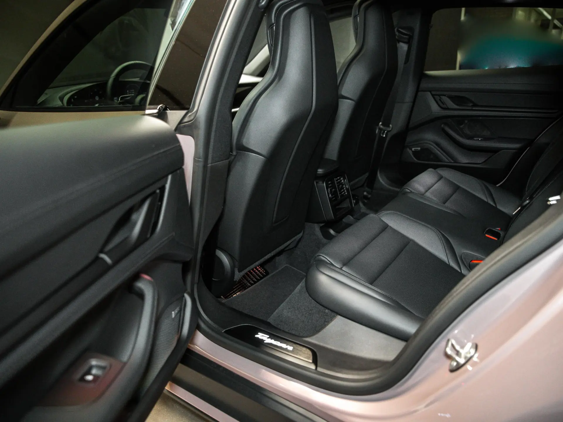 Taycan Sport Turismo Black Edition