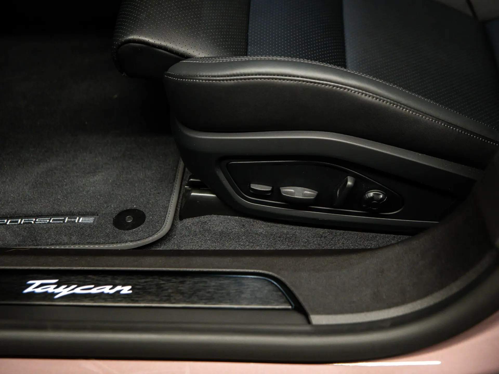 Taycan Sport Turismo Black Edition