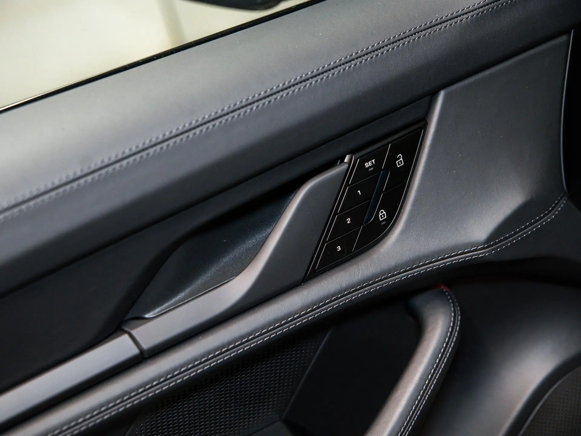 Taycan Sport Turismo Black Edition