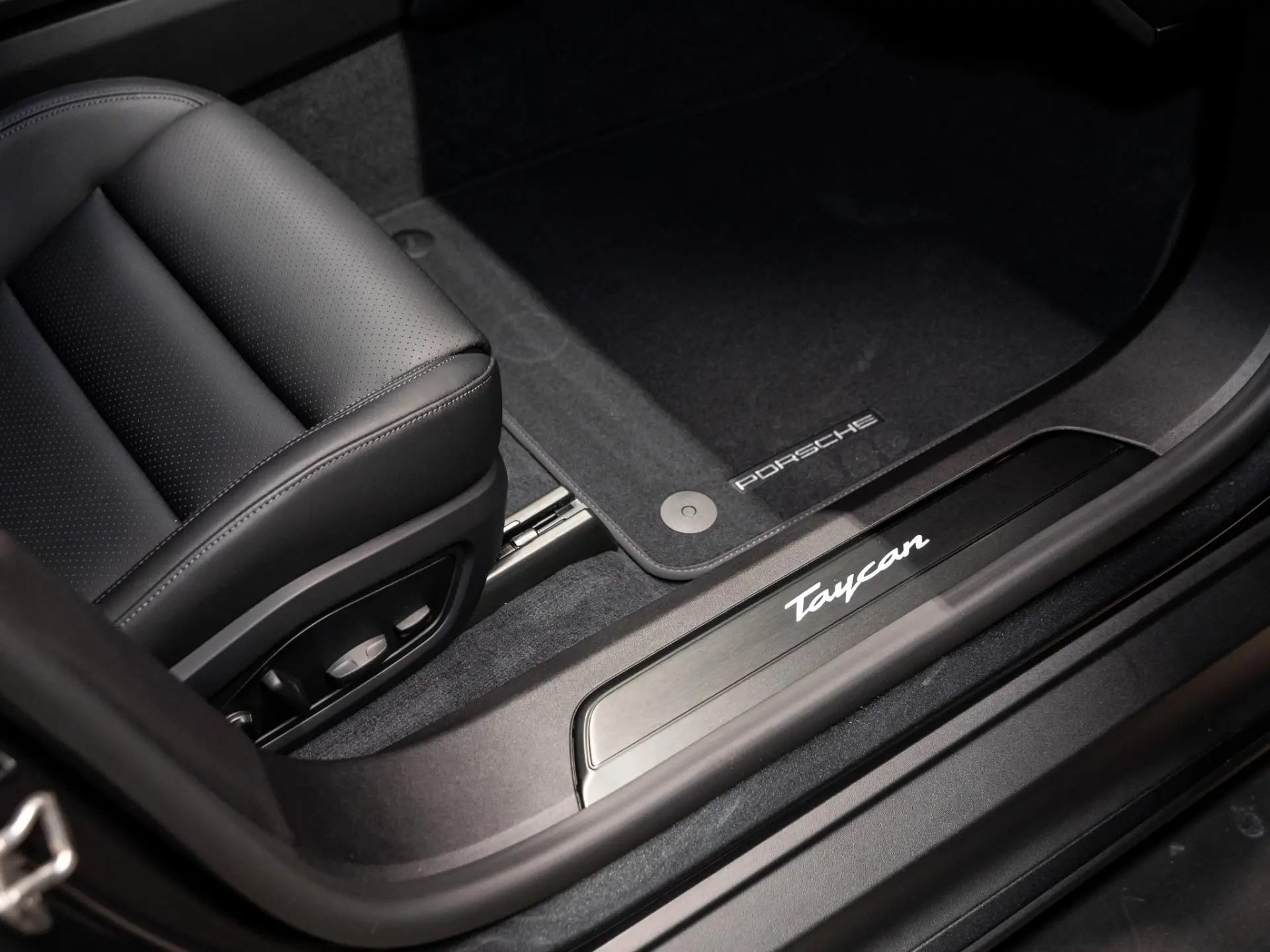 Taycan Sport Turismo Black Edition