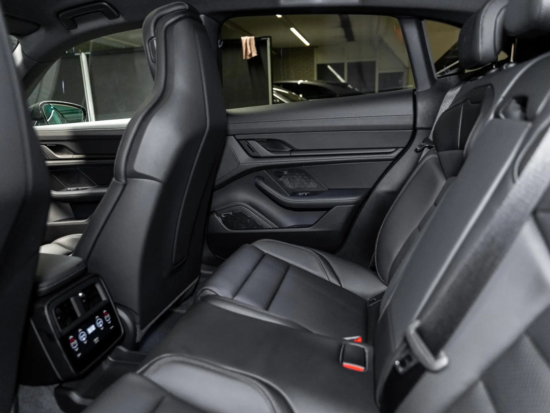 Taycan Sport Turismo Black Edition
