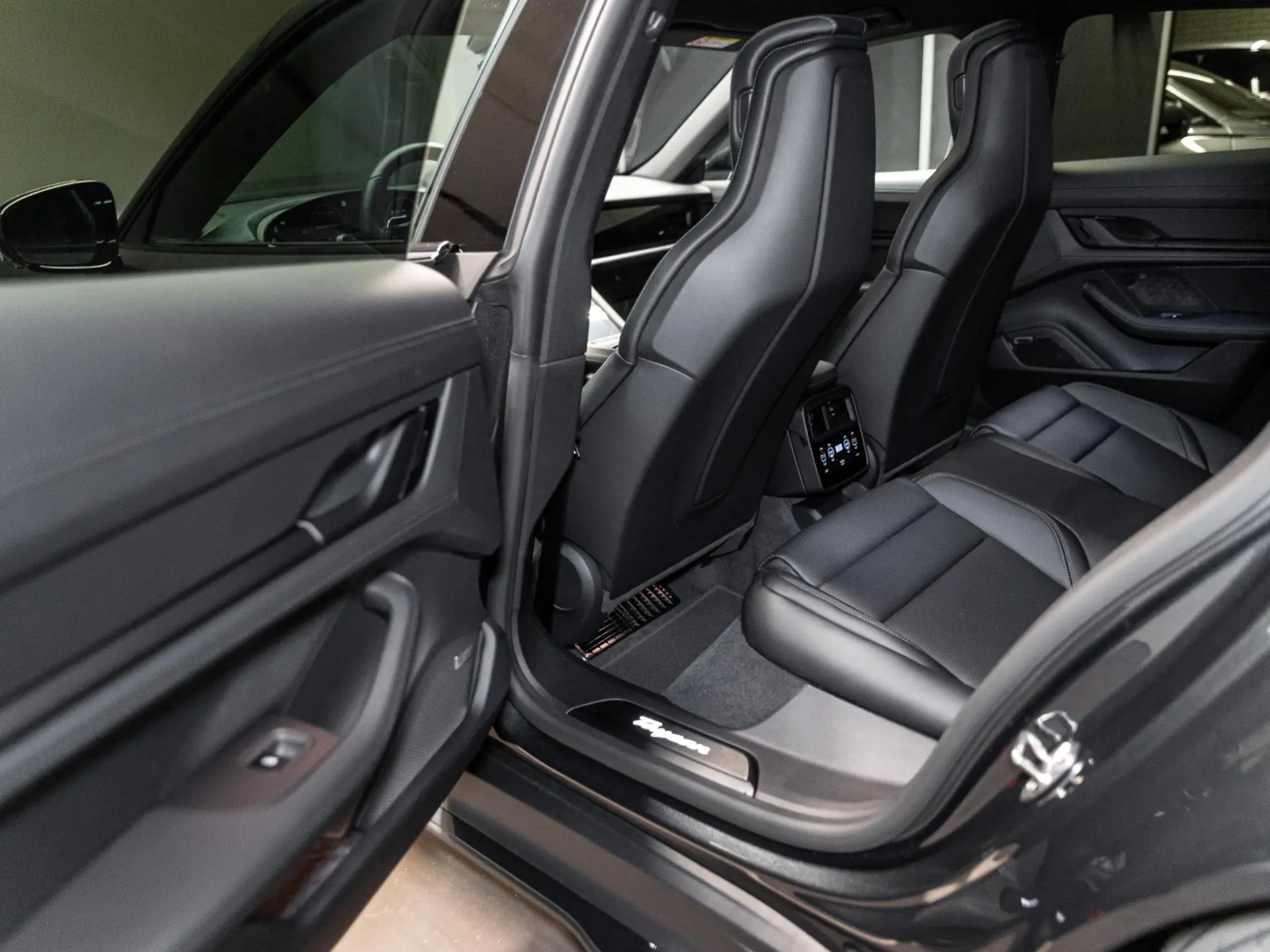 Taycan Sport Turismo Black Edition