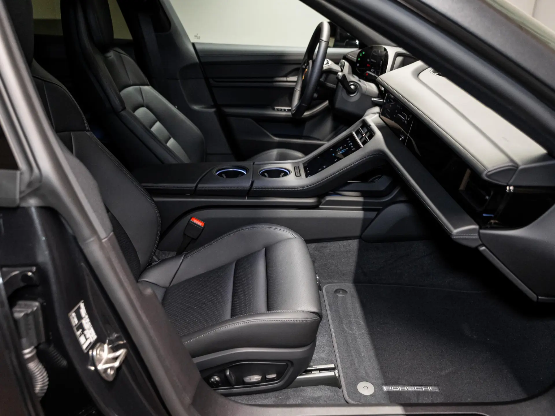 Taycan Sport Turismo Black Edition