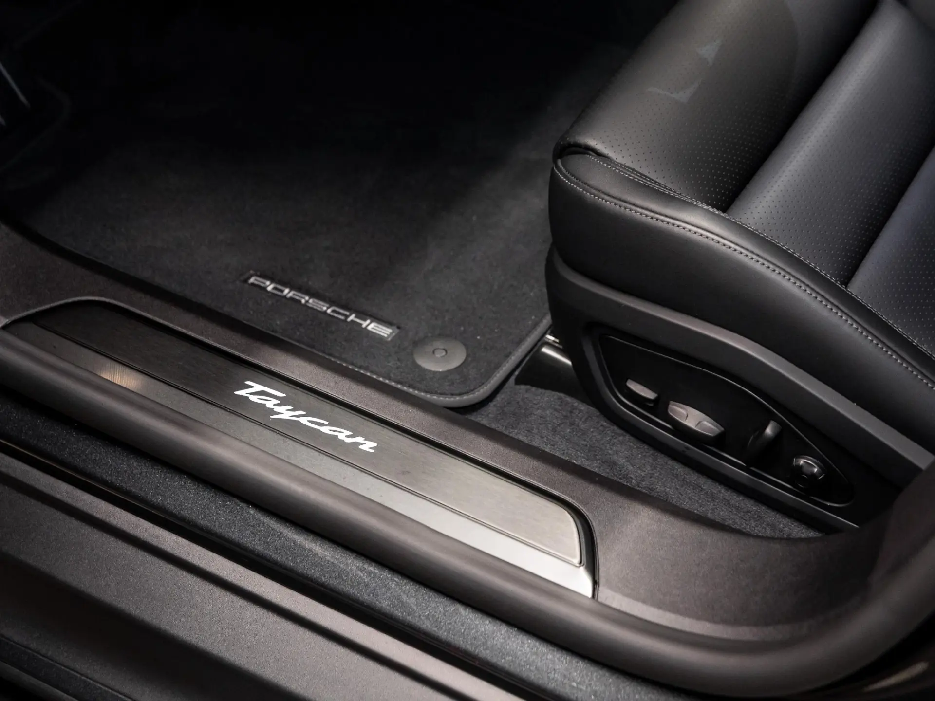 Taycan Sport Turismo Black Edition