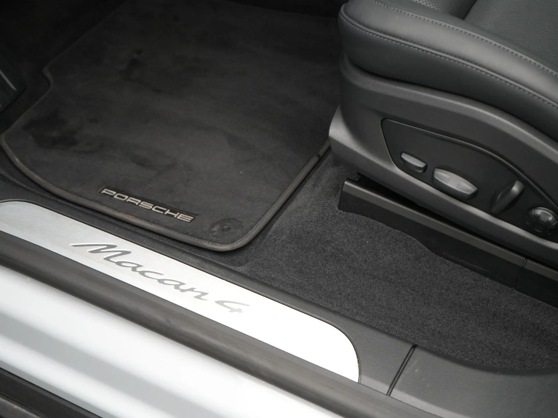 Macan Macan 4
