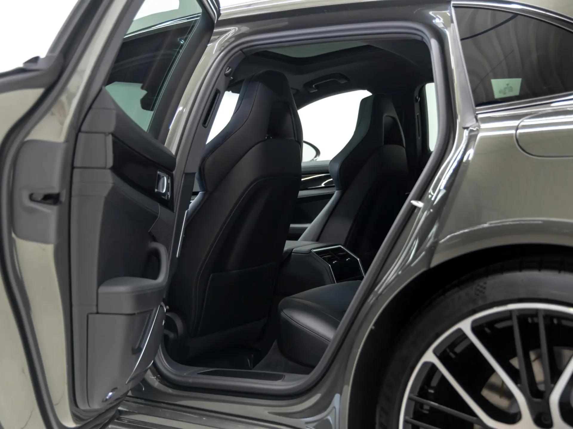 Panamera 4 E-Hybrid Sport Turismo Platinum Edition